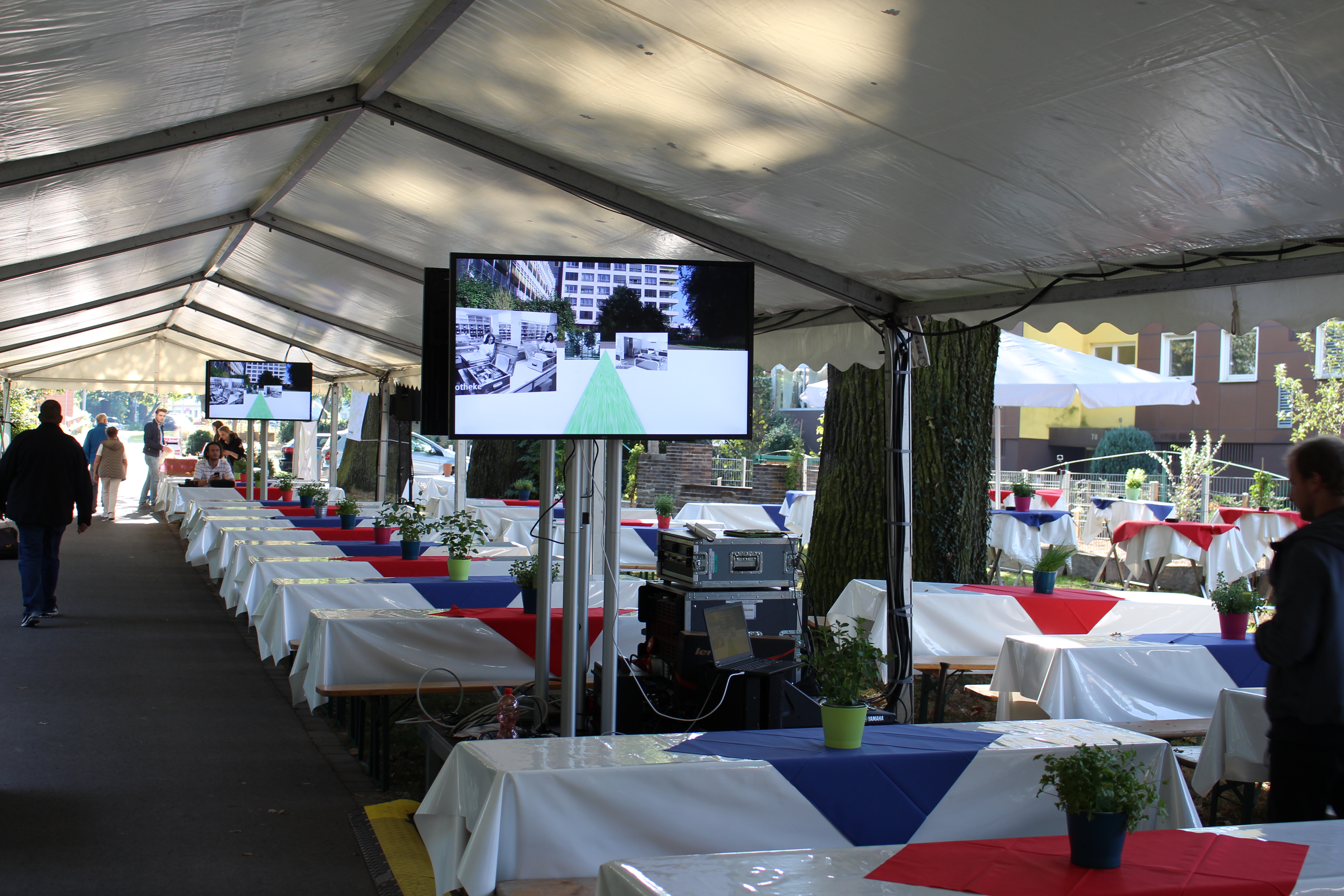 Bildschirme auf Stehfüßen in Zelt-Event