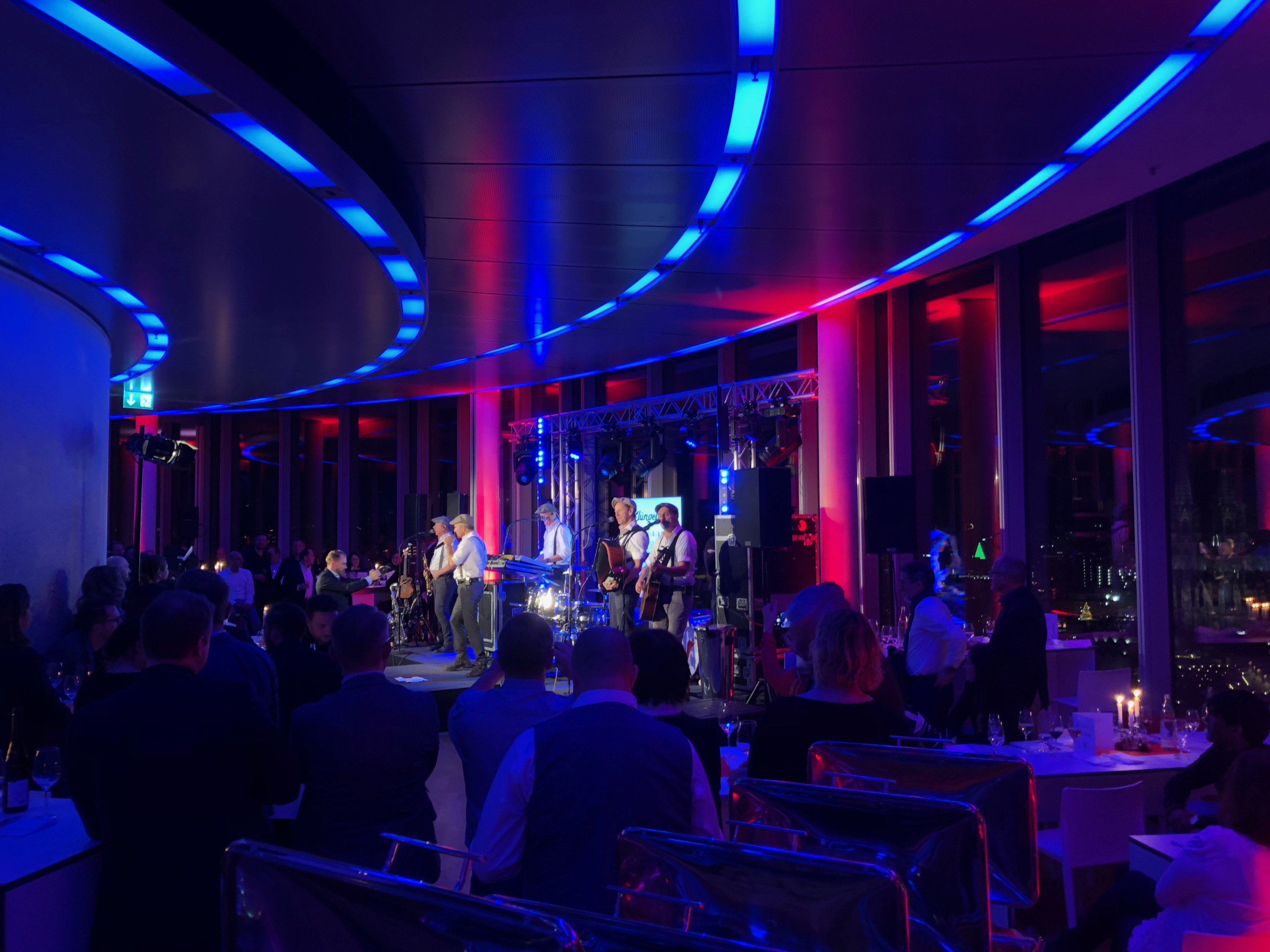 Firmenevent mit Live-Band und rot-blauer Ambientebeleuchtung